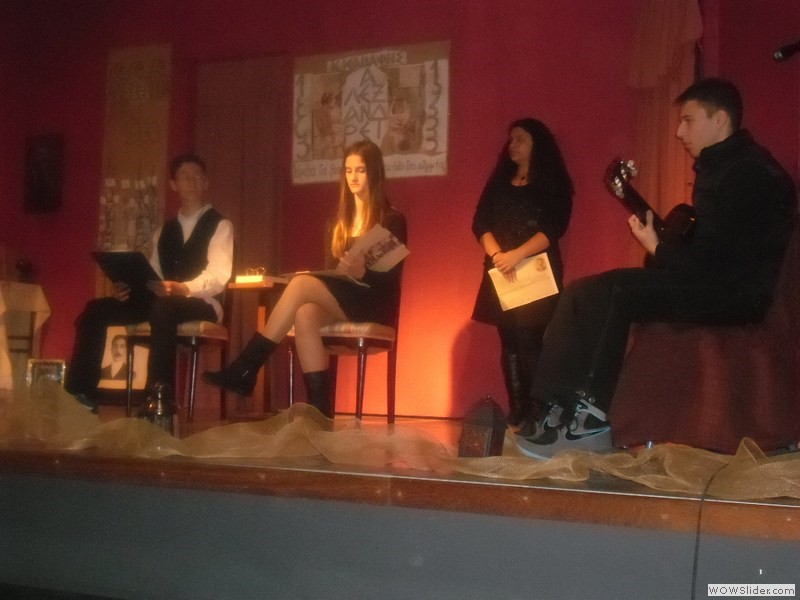 .. το  βλέμμα στραμμένο..